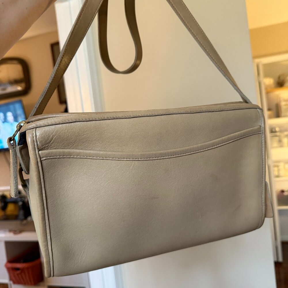 Vintage Coach Taylor Zip in stone with hang tag!